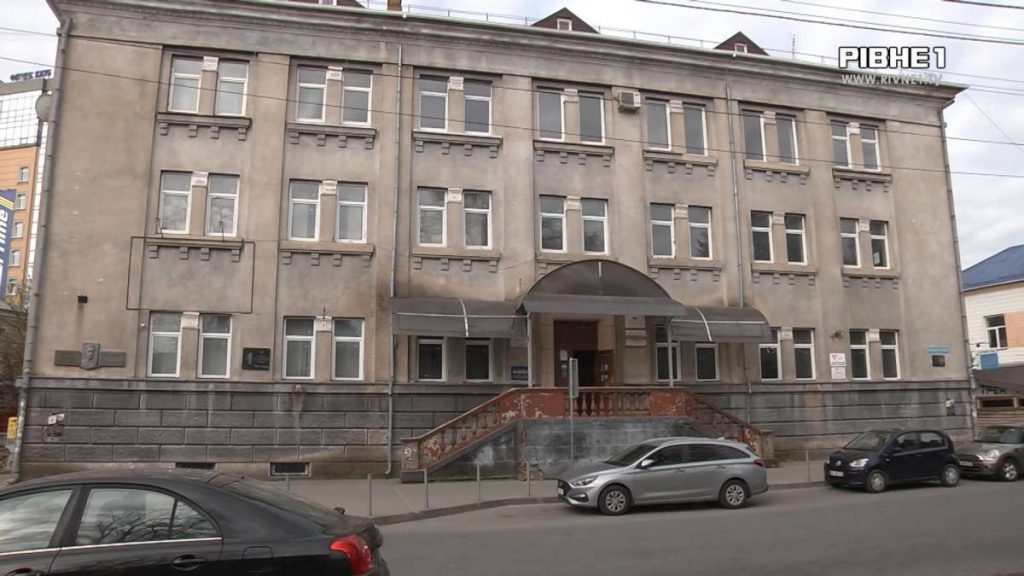 Рейдерське захоплення у центрі міста: представників рівненської Спілки журналістів хотіли виселити з Народного дому