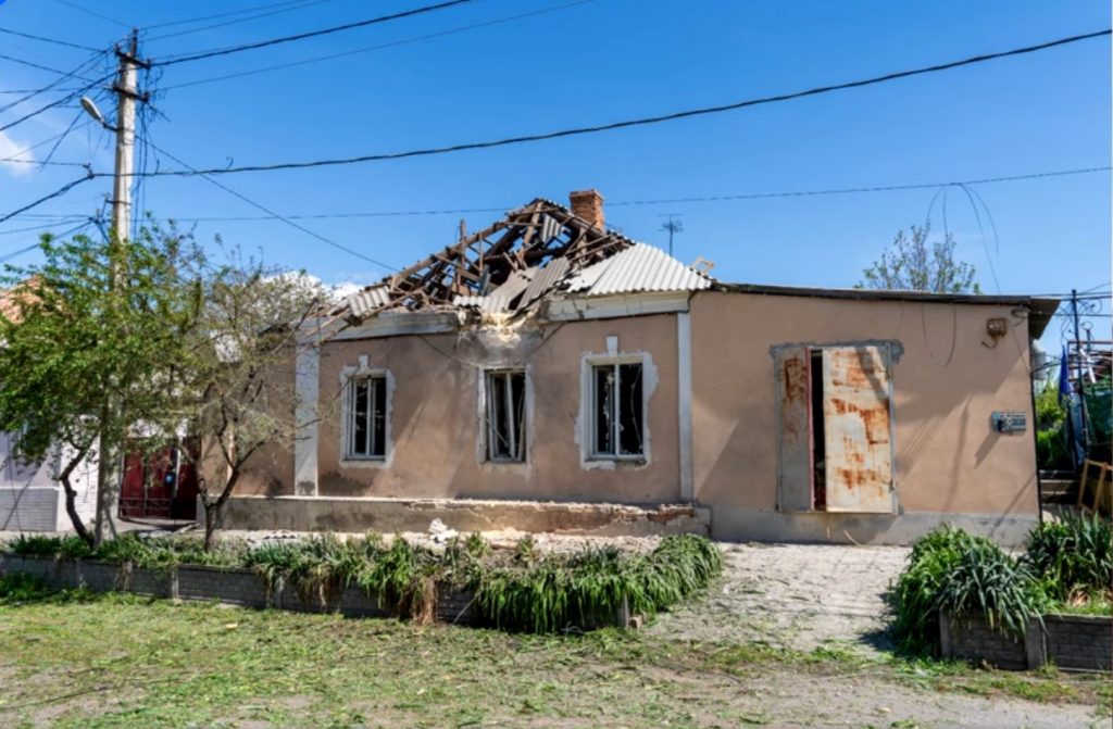 У будинок нікопольського журналіста вдруге влучив російський боєприпас