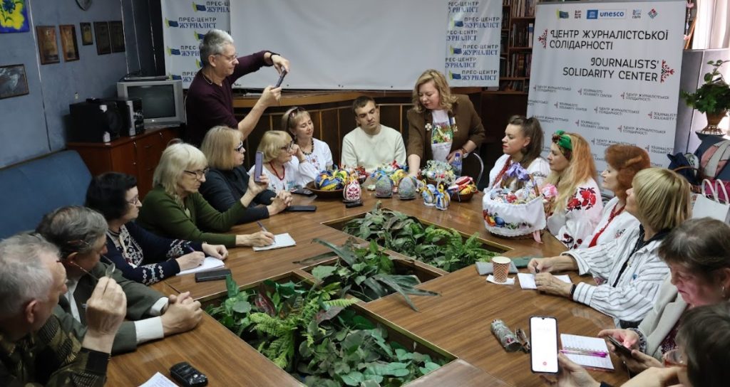 Війна і писанки: у Запорізькому ЦЖС презентували унікальну вишиту колекцію