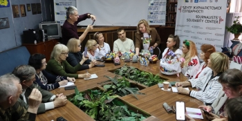 Війна і писанки: у Запорізькому ЦЖС презентували унікальну вишиту колекцію 19 Війна і писанки: у Запорізькому ЦЖС презентували унікальну вишиту колекцію