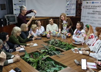 Війна і писанки: у Запорізькому ЦЖС презентували унікальну вишиту колекцію 1 Війна і писанки: у Запорізькому ЦЖС презентували унікальну вишиту колекцію