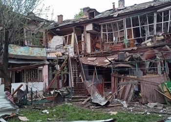 «Шахед влучив у саму середину нашого одеського дворика»: постраждала батьківська квартира журналістки Лариси Кузори