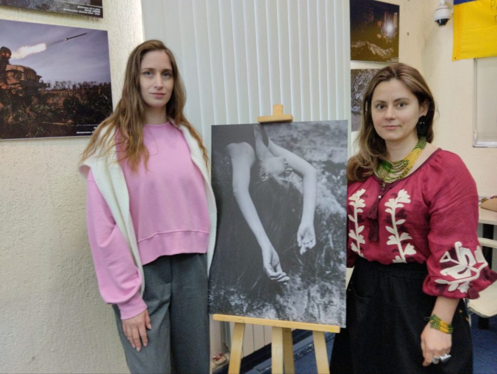 Повернення до себе: у НСЖУ відкрилась емоційна фотовиставка-рефлексія Дар’ї Зименко