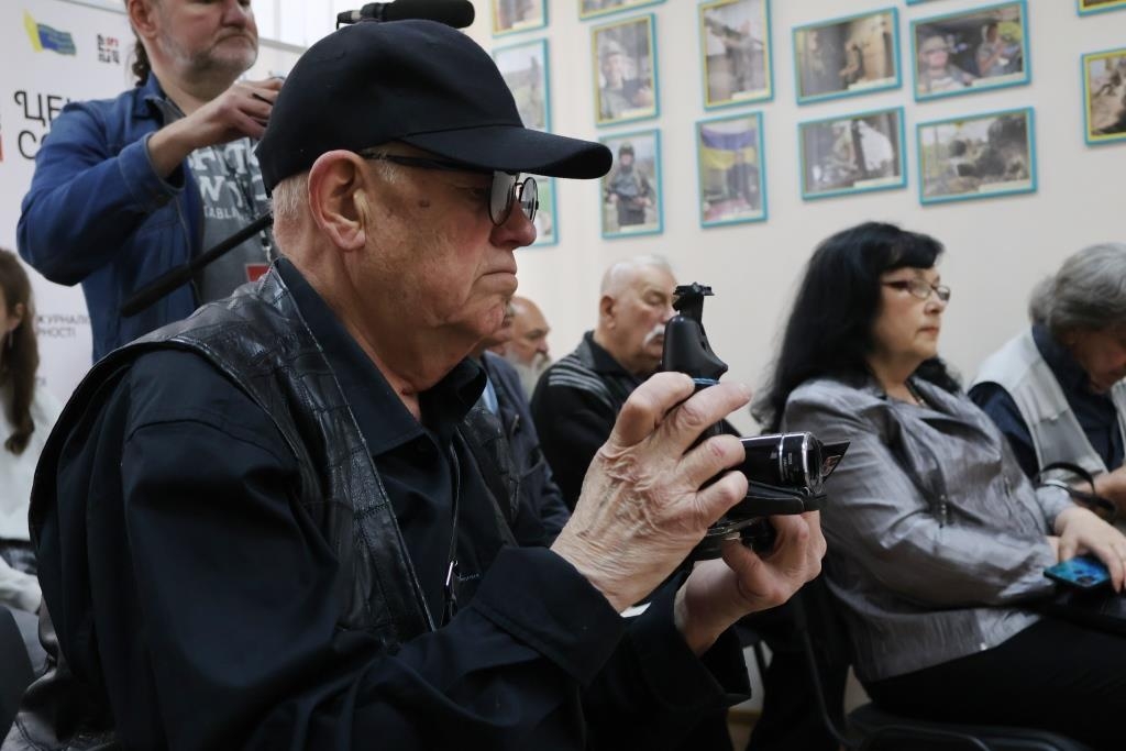 «Журналістський вайб»: у Дніпрі відкрили фотовиставку студентських робіт 4