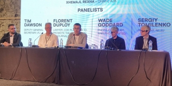 Сергій Томіленко подарував Європейській федерації журналістів український прапор, підписаний журналістами прифронтових видань