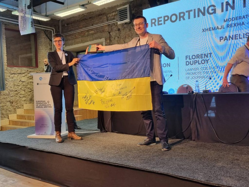 Сергій Томіленко подарував Європейській федерації журналістів український прапор, підписаний журналістами прифронтових видань