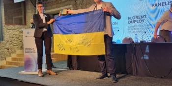 Сергій Томіленко подарував Європейській федерації журналістів український прапор, підписаний журналістами прифронтових видань
