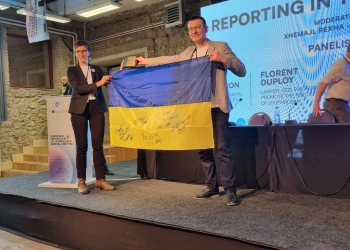 Сергій Томіленко подарував Європейській федерації журналістів український прапор, підписаний журналістами прифронтових видань 3 Сергій Томіленко подарував Європейській федерації журналістів український прапор, підписаний журналістами прифронтових видань