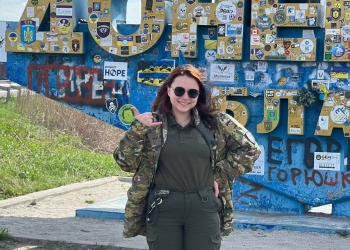 «Я дивлюся, що це збір для журналістів. І мені стало чомусь на цьому моменті цікаво»: художниця з Донбасу Ксенія Хараман зібрала і задонатила 22 000 гривень на авто для пресофіцерів