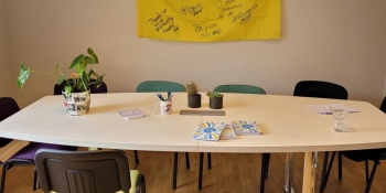 У приміщенні Європейської федерації журналістів висить прапор України від НСЖУ