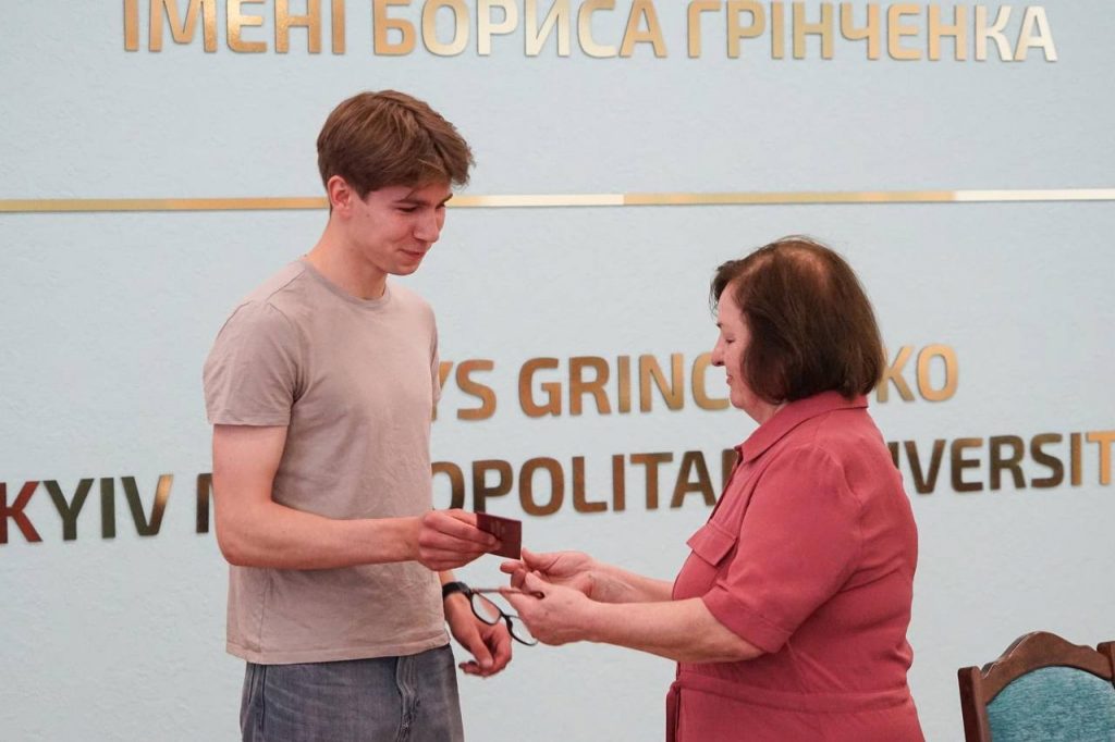 Членські квитки НСЖУ отримали студенти й викладачі факультету журналістики Університету Грінченка