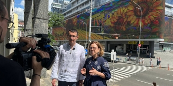 На найбільшому екрані України транслюють відеоролик про діяльність журналістів