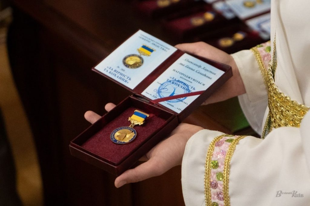 Познайомилися на позиції: НСЖУ вручила подружжю фронтовиків відзнаку «За вірність і кохання» 1