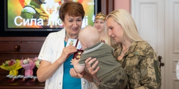 Познайомилися на позиції: НСЖУ вручила подружжю фронтовиків відзнаку «За вірність і кохання»