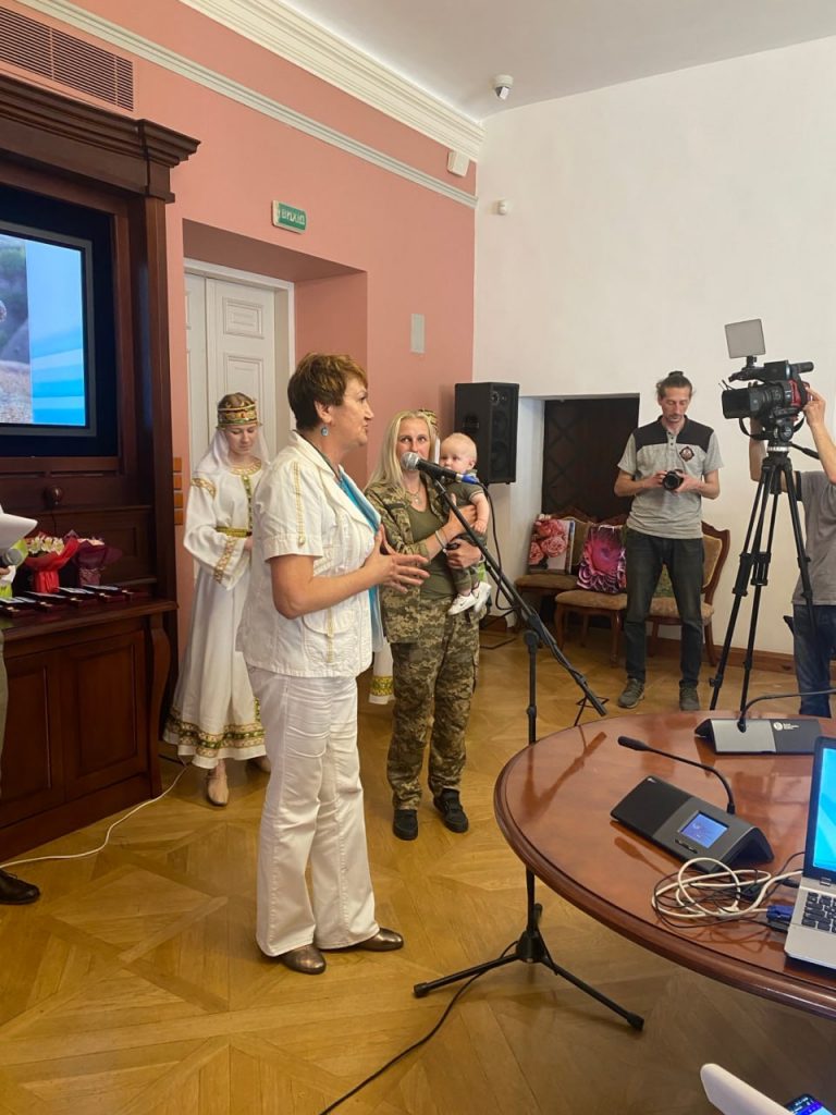 Познайомилися на позиції: НСЖУ вручила подружжю фронтовиків відзнаку «За вірність і кохання» 6