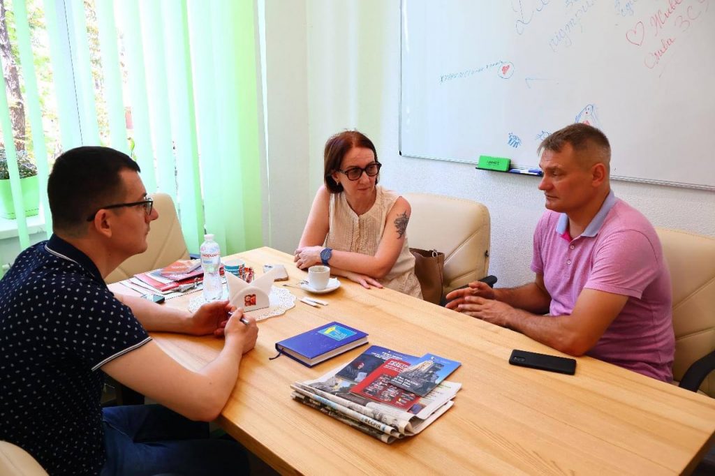 «Важлива взаємопідтримка між місцевою владою і місцевими медіа», – Сергій Томіленко під час зустрічі з виконавчим директором Асоціації ОТГ Тарасом Добрівським