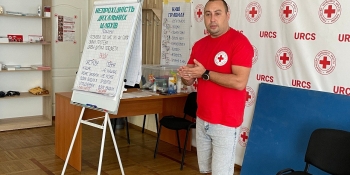 Медійники в прифронтових зонах мають вміти накладати джгути й пов’язки, бо це рятує життя, каже запорізька журналістка