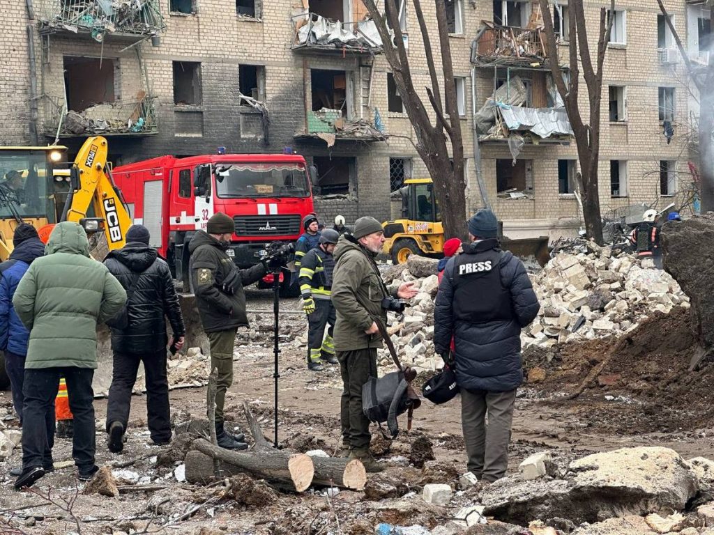 Працюючи в Україні в небезпечних умовах, журналісти стають обережнішими: в Лондоні оприлюднено щорічний звіт з безпеки журналістів в Україні