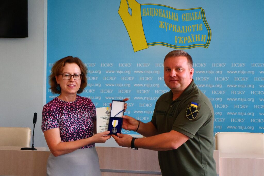 Перша секретар НСЖУ Ліна Кущ отримала відзнаку Головнокомандувача ЗСУ