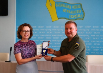 Перша секретар НСЖУ Ліна Кущ отримала відзнаку Головнокомандувача ЗСУ