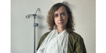 Ольга Ковальова, поранена харківська журналістка, хоче знову працювати, але поки поранення не дає взяти до рук фотоапарат