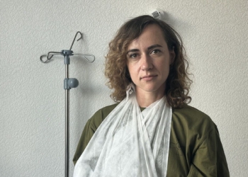 Ольга Ковальова, поранена харківська журналістка, хоче знову працювати, але поки поранення не дає взяти до рук фотоапарат
