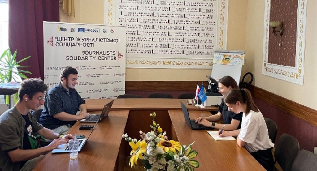 Коворкінг для журналістів у ЦСЖ у Львові: що роблять медійники, коли залишаються на зв’язку в блекаути