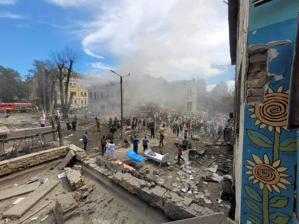 Наслідки сьогоднішньої ракетної атаки рф на Київ публікують українські журналісти