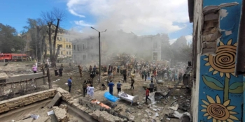 Наслідки сьогоднішньої ракетної атаки рф на Київ публікують українські журналісти 25 Наслідки сьогоднішньої ракетної атаки рф на Київ публікують українські журналісти