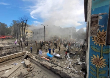 Наслідки сьогоднішньої ракетної атаки рф на Київ публікують українські журналісти