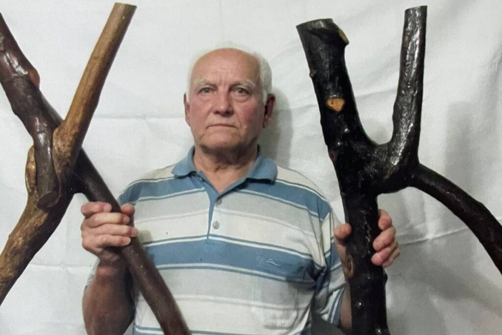 Журналіст Микола Габрійчук, якому 92 роки, склав алфавіт української мови з гілок лісових дерев