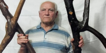 Журналіст Микола Габрійчук, якому 92 роки, склав алфавіт української мови з гілок лісових дерев