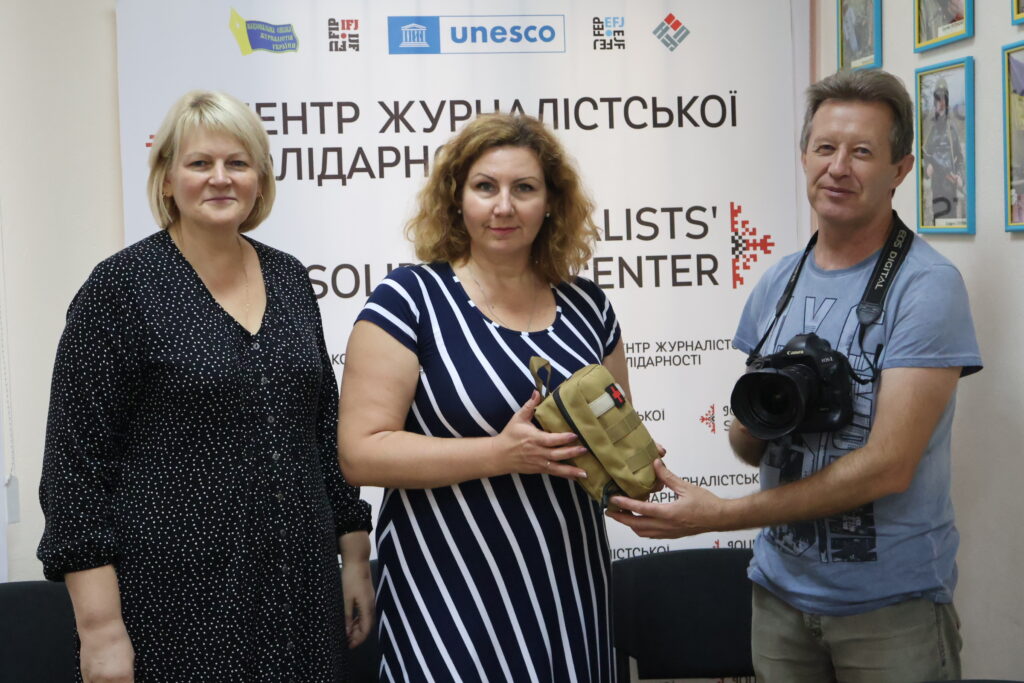 Власкор Укрінформу отримав від НСЖУ тактичну аптечку