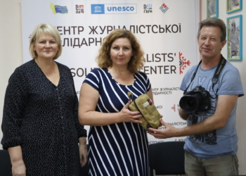 Власкор Укрінформу отримав від НСЖУ тактичну аптечку