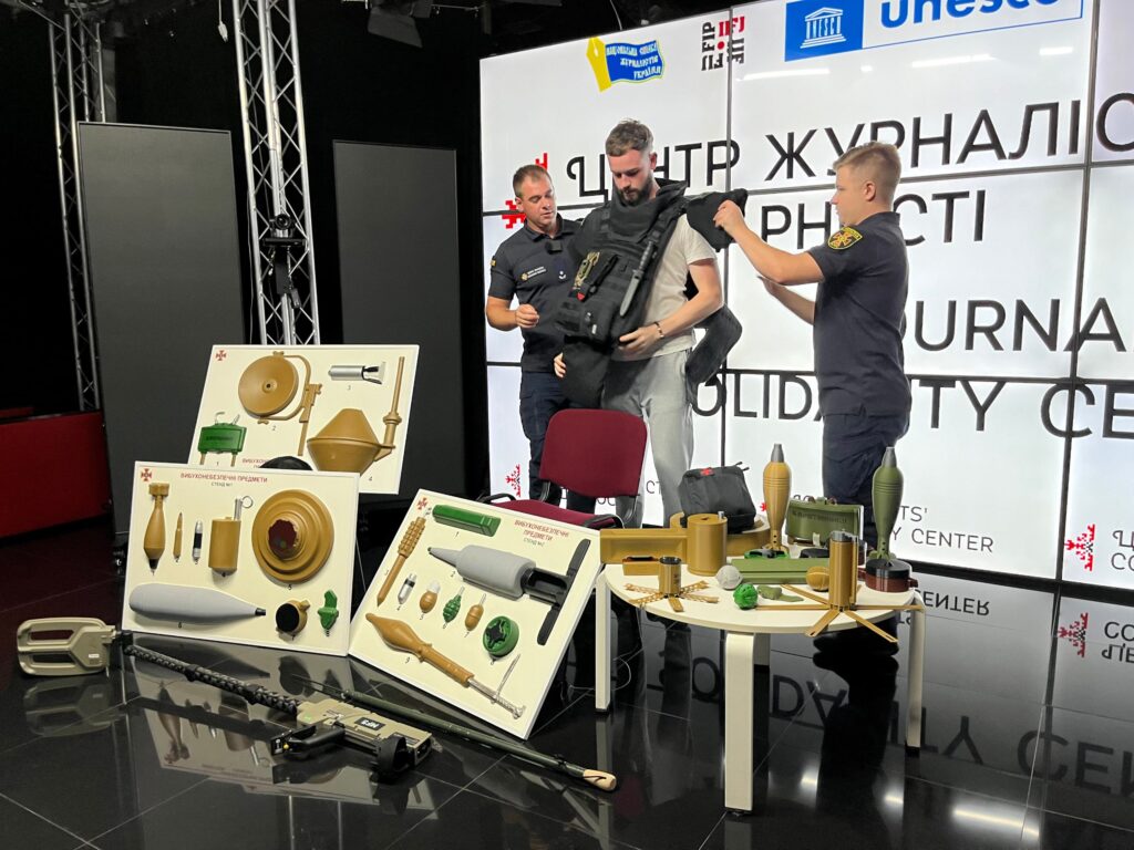 Мінна безпека: Івано-Франківських медійників учили працювати із спеціальним спорядженням