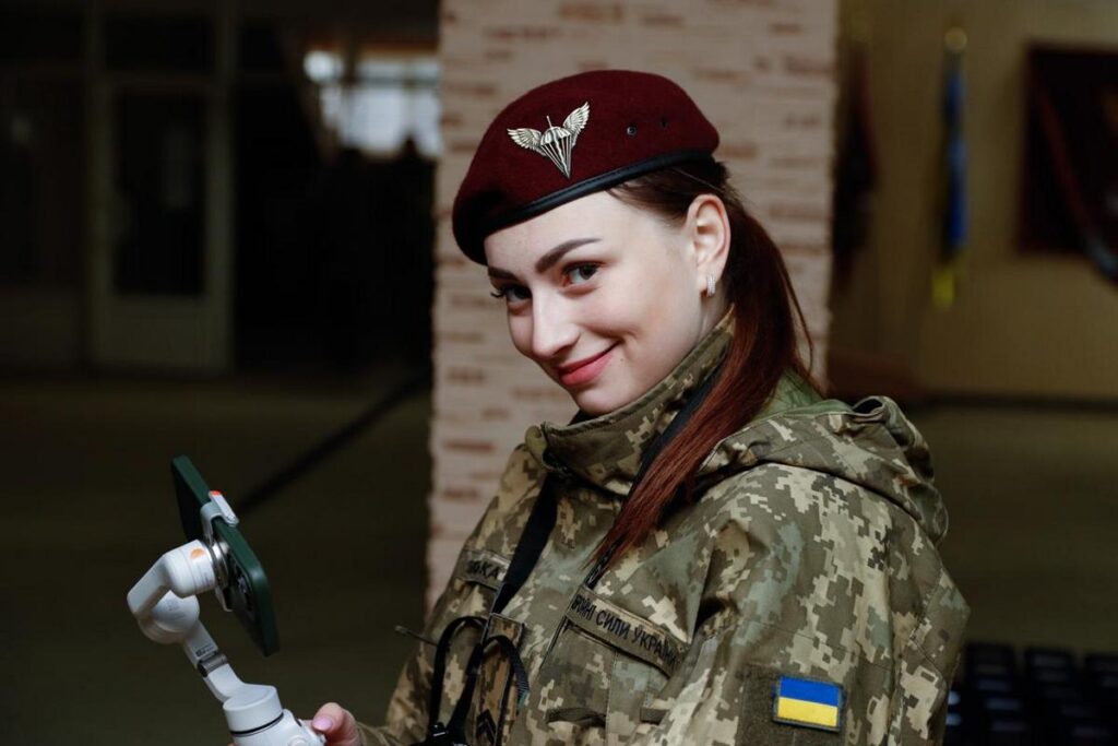 «Я служу з хлопцями, які пишуть історію, а я її документую!» – пресофіцерка 95-ї бригади Валерія Клівінська
