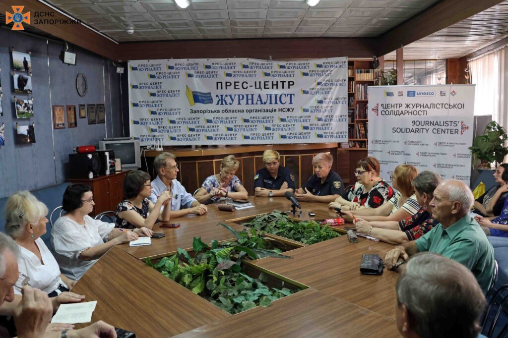 Рятувальники в об’єктиві камери: у Запоріжжі відкрилась персональна фотовиставка спілчанки Ганни Логвіненко 1