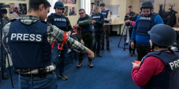 Особиста безпека журналістів на передовій: допомагають Центри журналістської солідарності