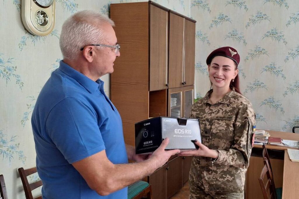 Фотоапарат для військової пресслужби: НСЖУ допомагає колегам у погонах