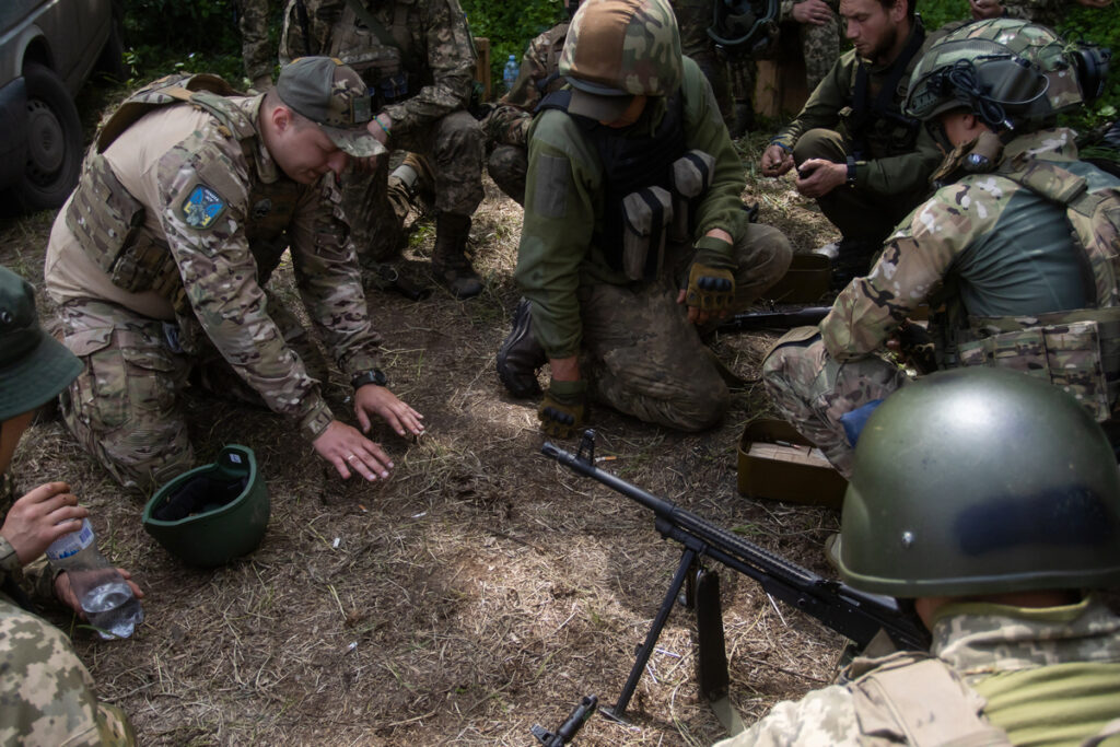 Нова техніка – нові можливості: як камери від НСЖУ допомагають українським фотожурналістам документувати війну 38