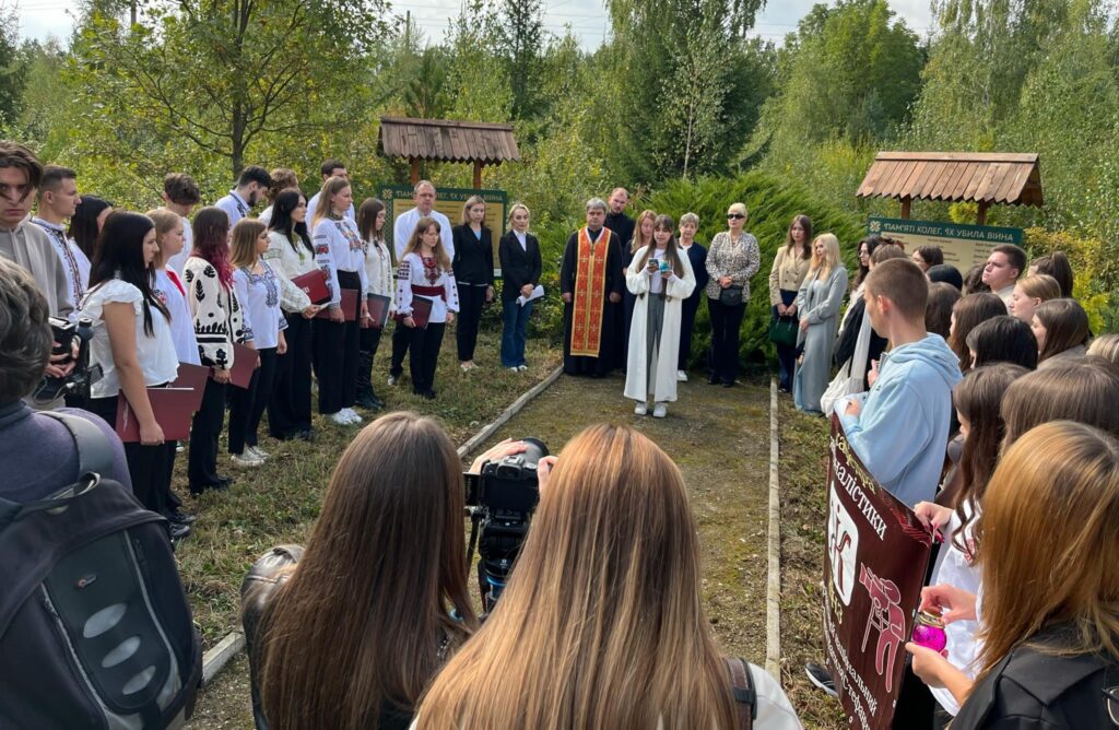 На Алеї пам’яті журналістів Прикарпаття на Івано-Франківщині вшанували загиблих медійників
