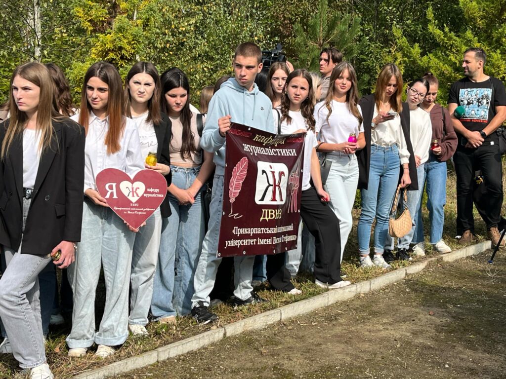 На Алеї пам’яті журналістів Прикарпаття в Івано-Франківську вшанували загиблих медійників 1