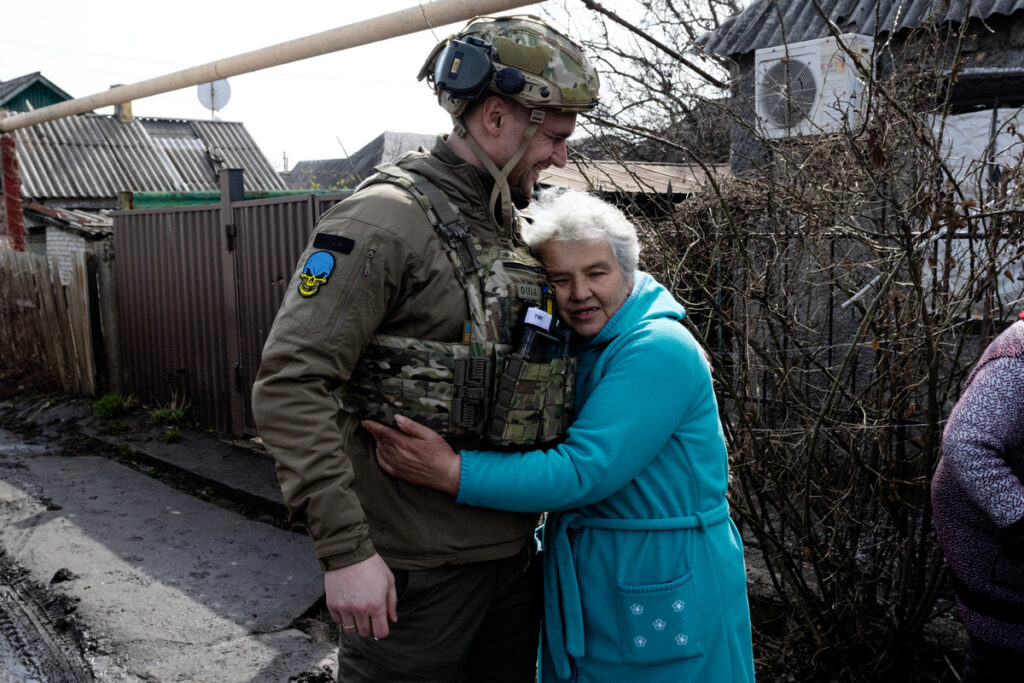 Нова техніка – нові можливості: як камери від НСЖУ допомагають українським фотожурналістам документувати війну 15