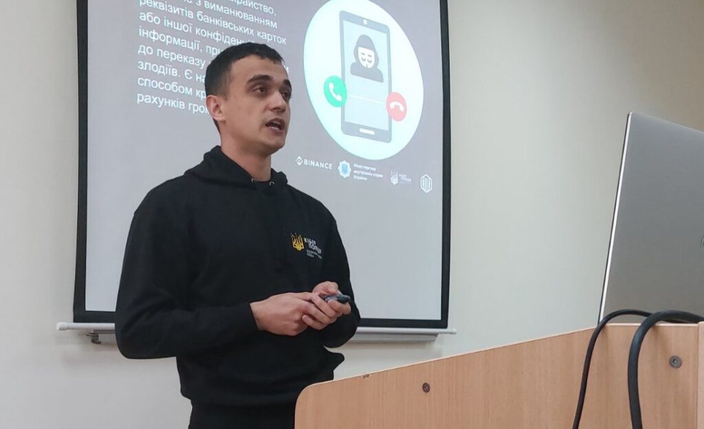 Як не потрапити на гачок кібераферистів: тренінг для медійників у Чернівцях