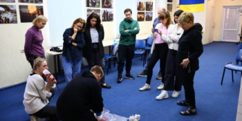 Як допомогти при кровотечі: команда НСЖУ пройшла курс з надання першої домедичної допомоги 25 Як допомогти при кровотечі: команда НСЖУ пройшла курс з надання першої домедичної допомоги