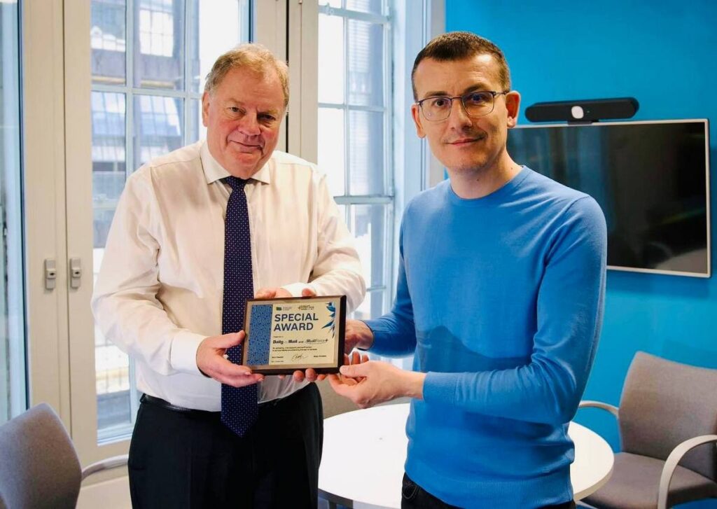 Британській «Daily Mail» голова НСЖУ Сергій Томіленко вручив спеціальну відзнаку