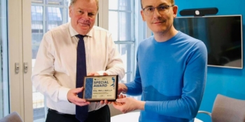 Британській «Daily Mail» голова НСЖУ Сергій Томіленко вручив спеціальну відзнаку