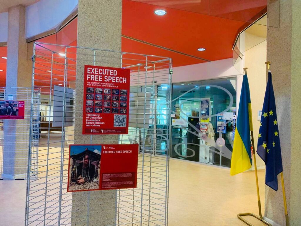НСЖУ розгорнула у Страсбурзі фотовиставку, присвячену полоненим журналістам