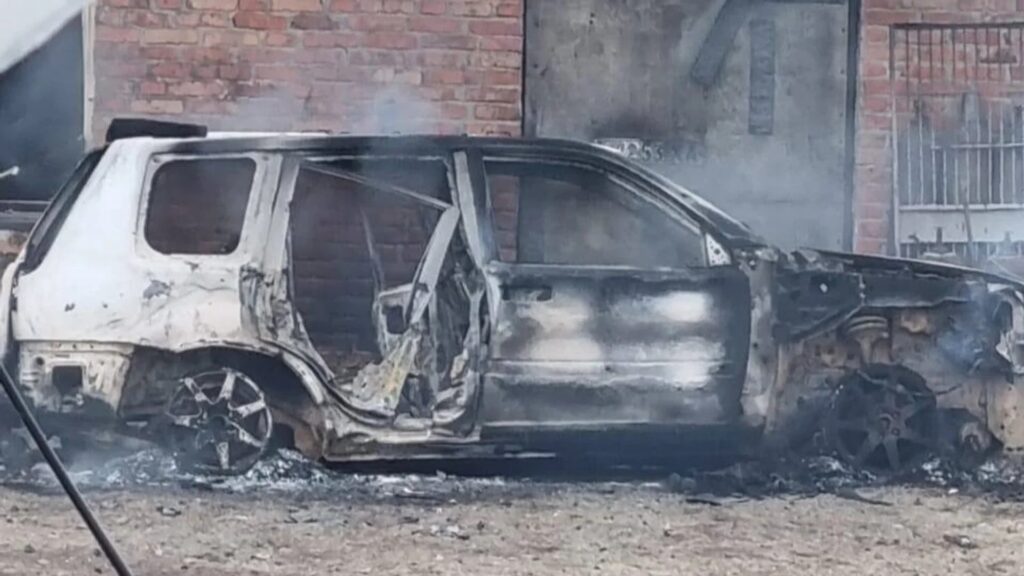 Журналісти hromadske потрапили під атаку дрона на Купʼянщині: машина згоріла вщент