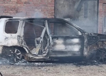 Журналісти hromadske потрапили під атаку дрона на Купʼянщині: машина згоріла вщент